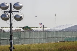 L'"Alcatraz des alligators" avait été monté à la va-vite en juin, avec lits superposés, cages grillagées et pavillons de toile blanche, sur un aérodrome abandonné au milieu de la région marécageuse des Everglades (archives). KEYSTONE/EPA/CRISTOBAL HERRERA-ULASHKEVICH